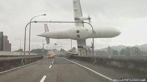 Commercial airplane crashed in Taiwan - ảnh 1